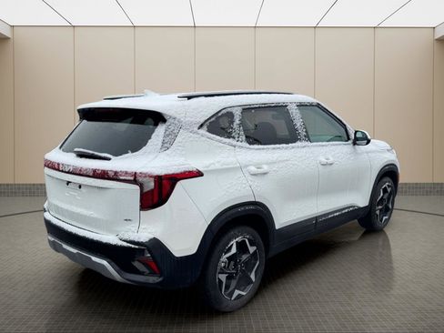 Used 2024 Kia Seltos EX image 3