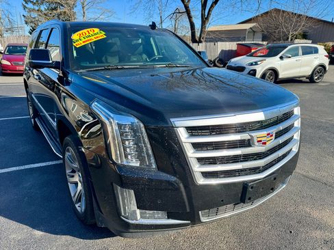 Used 2019 Cadillac Escalade Luxury image 3