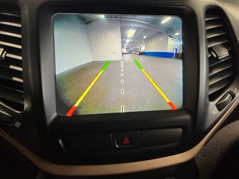 Used 2017 Jeep Cherokee Limited FWD image 28