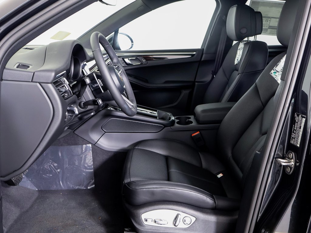 Certified 2026 Porsche Macan AWD/4WD image 5