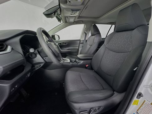 Used 2020 Toyota RAV4 XLE image 19