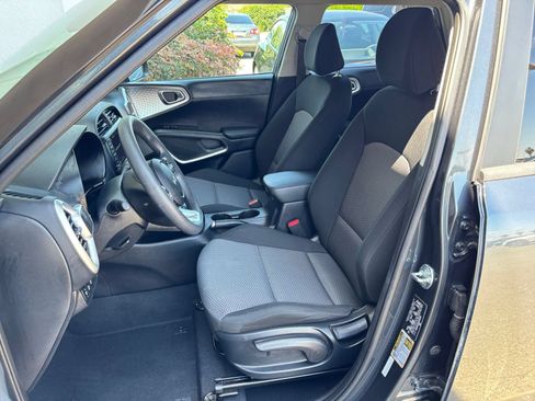 Used 2025 Kia Soul LX w/ LX Technology Package FWD image 34