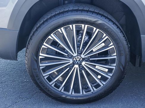 New 2025 Volkswagen Taos SE image 17
