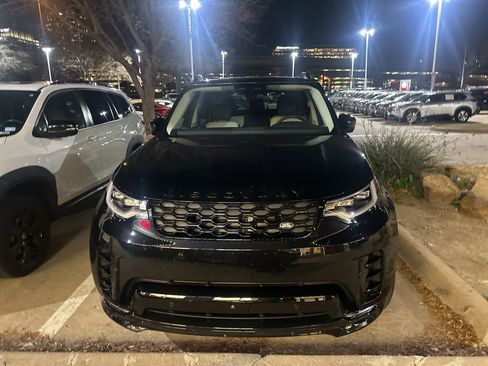 Used 2025 Land Rover Discovery Dynamic SE image 4