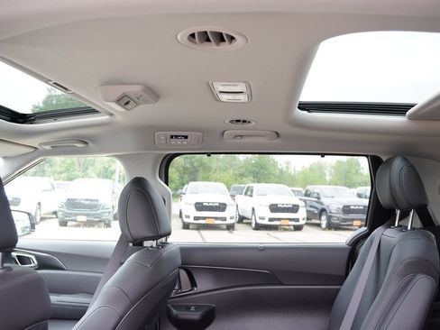 New 2027 Kia Carnival SX w/ Dark Edition Package FWD image 13