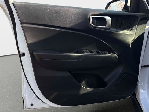 Used 2023 Hyundai Venue SEL image 17