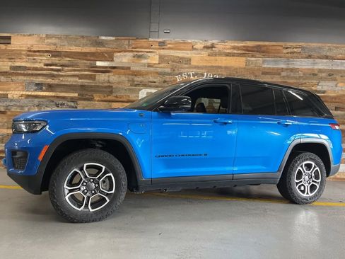 Used 2022 Jeep Grand Cherokee Trailhawk w/ Advanced Protech Group II AWD/4WD image 6