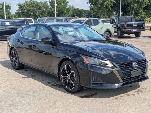 Used 2023 Nissan Altima 2.5 SR w/ SR Premium Package image 3