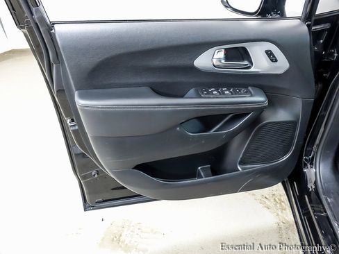 Used 2025 Chrysler Pacifica Limited image 22