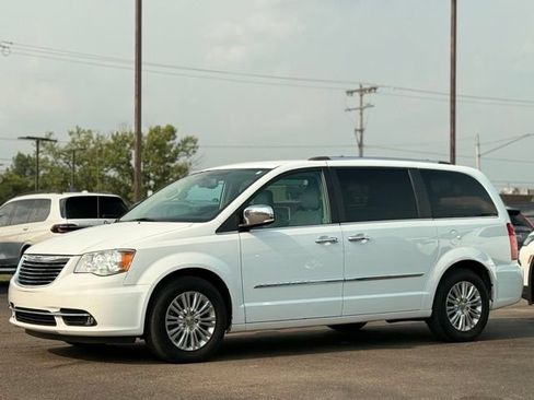 Used 2015 Chrysler Town & Country Limited FWD image 39