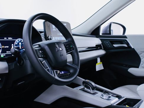 Used 2023 Mitsubishi Outlander SEL image 6