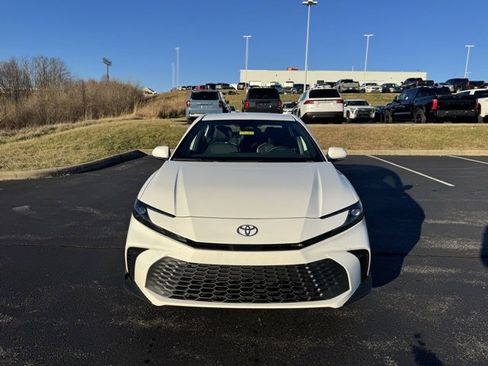 Used 2025 Toyota Camry SE image 8