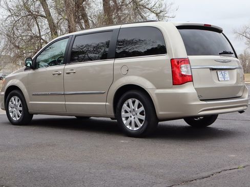 Used 2013 Chrysler Town & Country Touring image 7