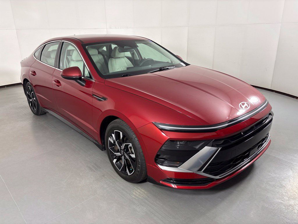 Used 2025 Hyundai Sonata SEL FWD image 2