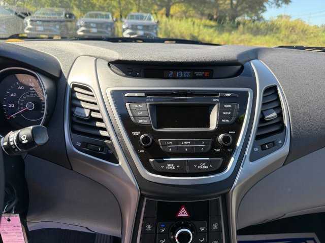Used 2015 Hyundai Elantra SE FWD image 16