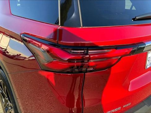 Used 2023 Chevrolet Traverse LT w/ Rear Camera Mirror Package image 29