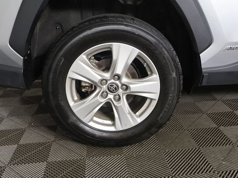 Used 2021 Toyota RAV4 LE AWD/4WD image 17