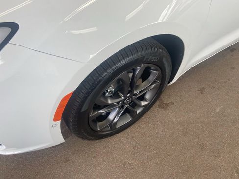 New 2026 Chrysler Pacifica Select image 4