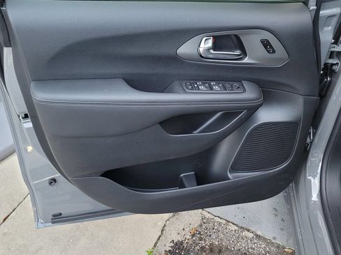 New 2025 Chrysler Pacifica Select FWD image 38