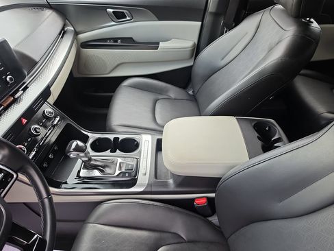 Used 2022 Kia Carnival LX FWD image 24