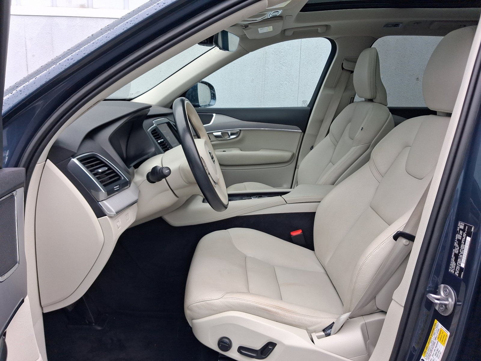 Used 2022 Volvo XC90 T5 Momentum w/ Climate Package AWD/4WD image 5