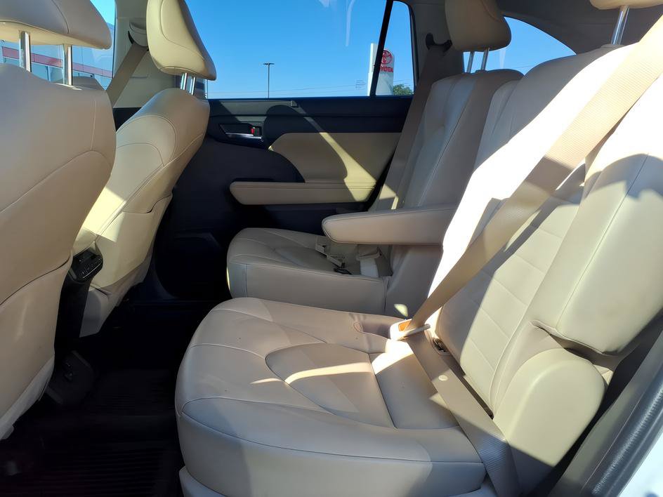 Used 2023 Toyota Highlander XLE FWD image 13