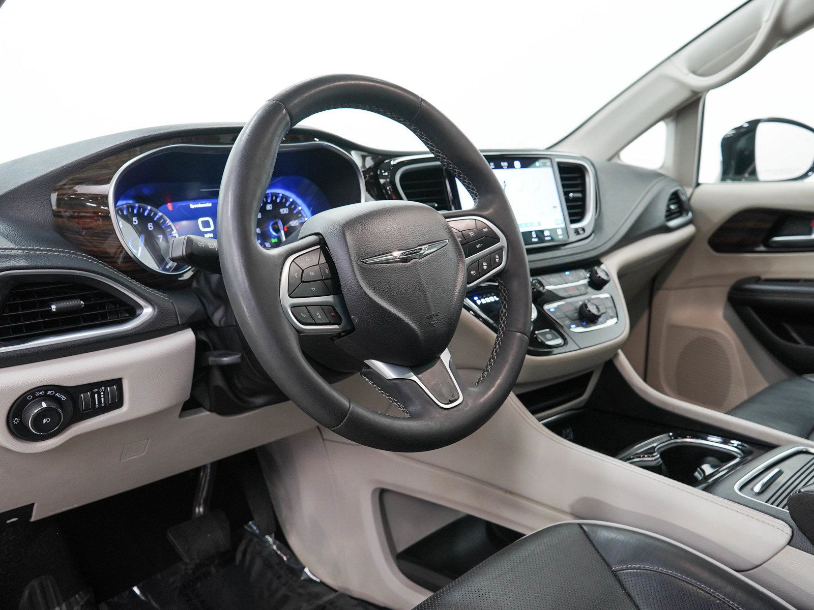 Used 2023 Chrysler Pacifica Limited FWD image 26