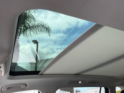 Used 2022 Volkswagen Tiguan SE w/ Panoramic Sunroof Package AWD/4WD image 16