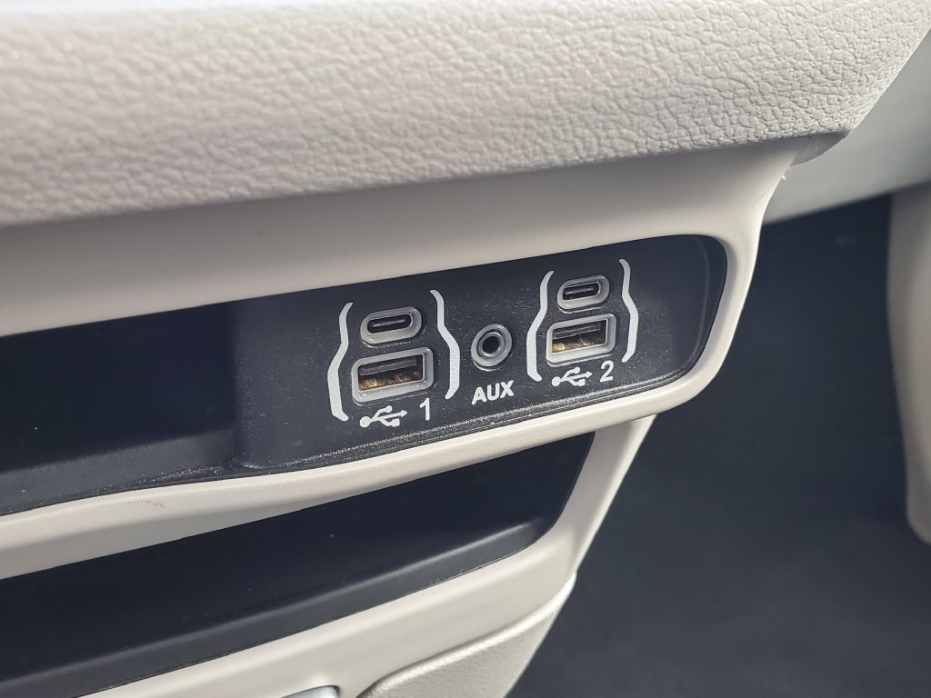 Used 2024 Chrysler Pacifica Touring-L FWD image 33