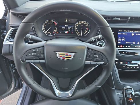 Used 2025 Cadillac XT6 Luxury image 9