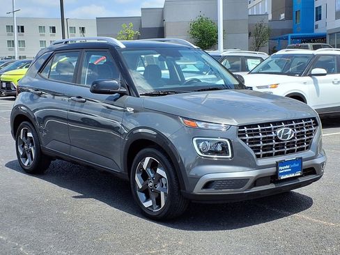 Used 2025 Hyundai Venue Limited FWD image 7