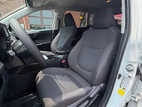 Used 2019 Toyota RAV4 LE FWD image 29