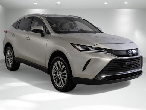 Used 2022 Toyota Venza XLE image 5