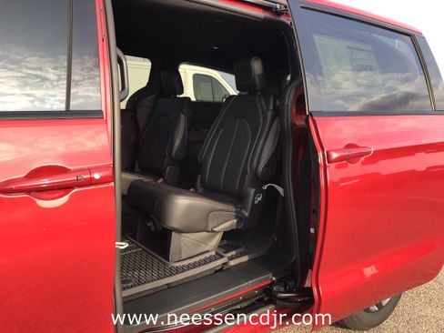 New 2025 Chrysler Pacifica Select w/ Fav Edition Package image 13