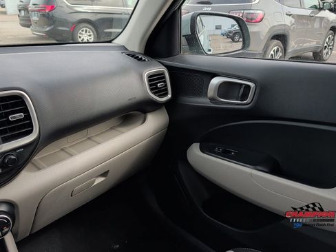 Used 2025 Hyundai Venue SEL FWD image 22