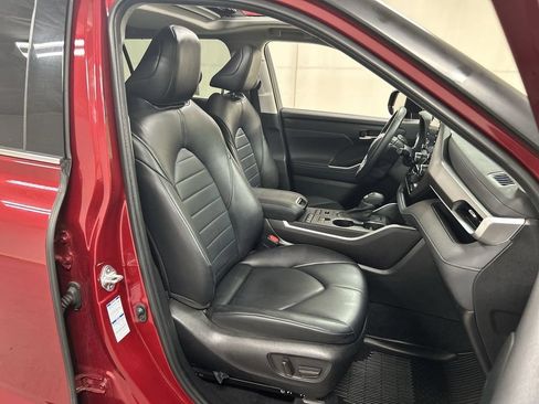 Used 2022 Toyota Highlander XLE AWD/4WD image 24