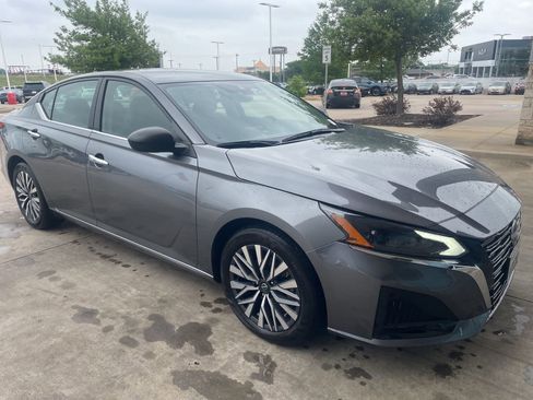 Used 2024 Nissan Altima 2.5 SV image 4