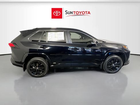 Used 2022 Toyota RAV4 SE image 2