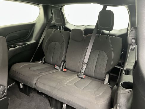 Used 2023 Chrysler Pacifica Touring FWD image 12