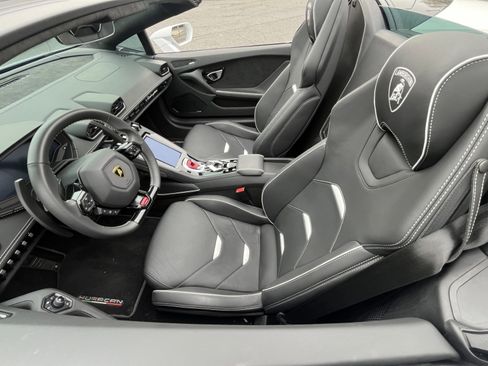 Used 2024 Lamborghini Huracan EVO image 2