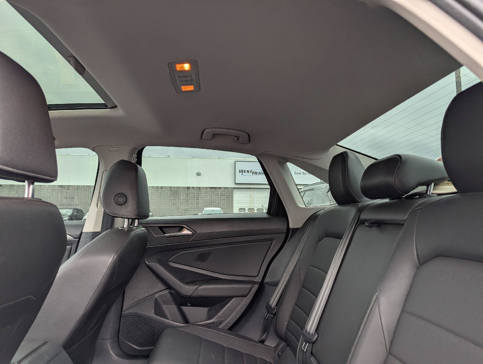 Used 2021 Volkswagen Jetta SE w/ SE Cold Weather Package FWD image 11