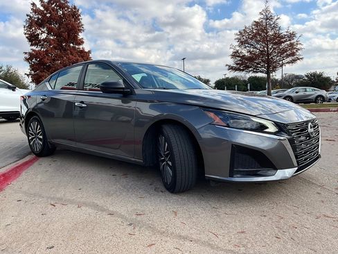 Used 2025 Nissan Altima 2.5 SV image 5