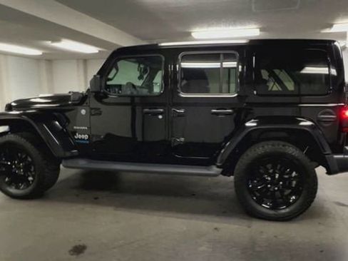 Used 2022 Jeep Wrangler Unlimited Sahara image 6