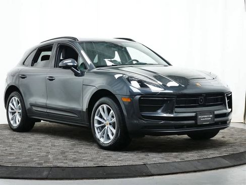 Used 2025 Porsche Macan image 9