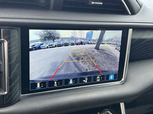 Used 2021 GMC Yukon XL Denali w/ Denali Premium Package image 17