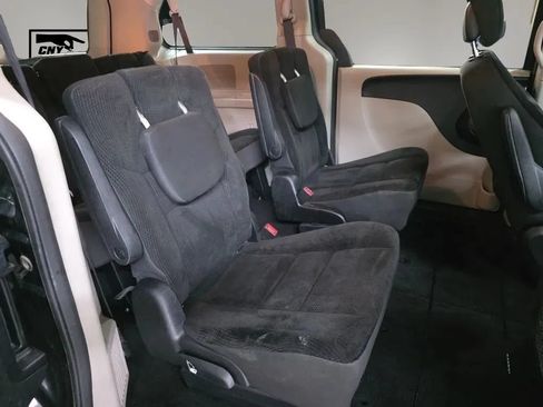 Used 2019 Dodge Grand Caravan SE w/ UConnect Hands-Free Group FWD image 12