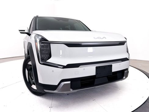 Certified 2024 Kia EV9 Light Long Range RWD image 6