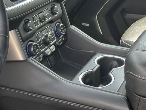 Used 2023 Chevrolet Suburban Premier image 17