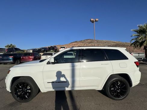 Used 2021 Jeep Grand Cherokee Laredo X image 2