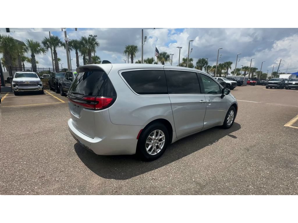Used 2024 Chrysler Pacifica Touring-L FWD image 2